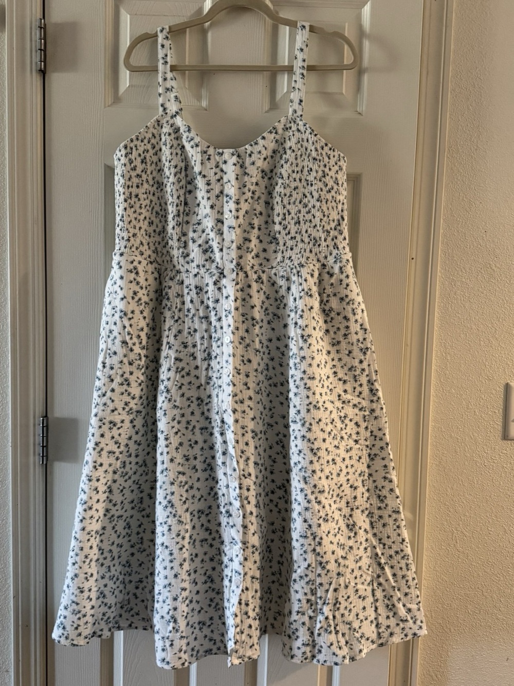 Torrid Size 1X 14-16 Midi Crinkle Gauze Smocked Button Down Dress White & Blue
